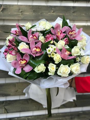 Букет цветов из: Розы и Хризантемы в Поселок Лесхоза
