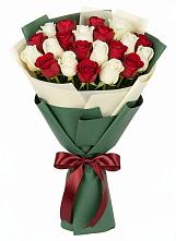Букет Микс из красных и белых роз в Поселок Лесхоза