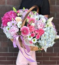 Композиция солнечный день в Поселок Лесхоза Цветочная композиция из Розы, Хризантемы, Пионы и Лизиантусы в корзине в Поселок Лесхоза