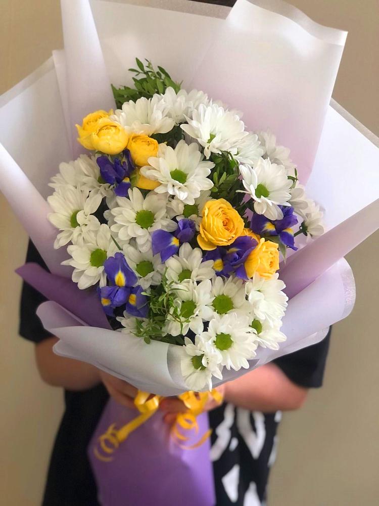 Букет цветов из: Ирисы, Хризантемы и Розы в Поселок Лесхоза