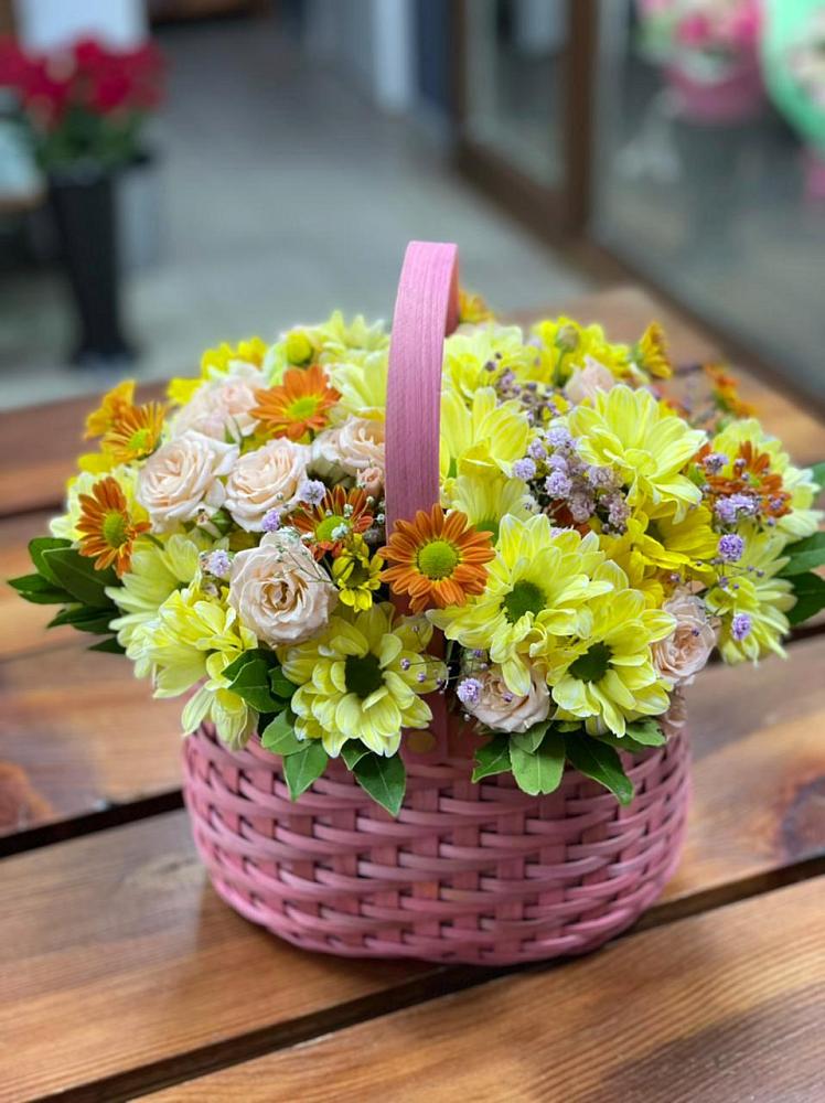 Цветочная композиция из Хризантемы и Розы в корзине в Поселок Лесхоза