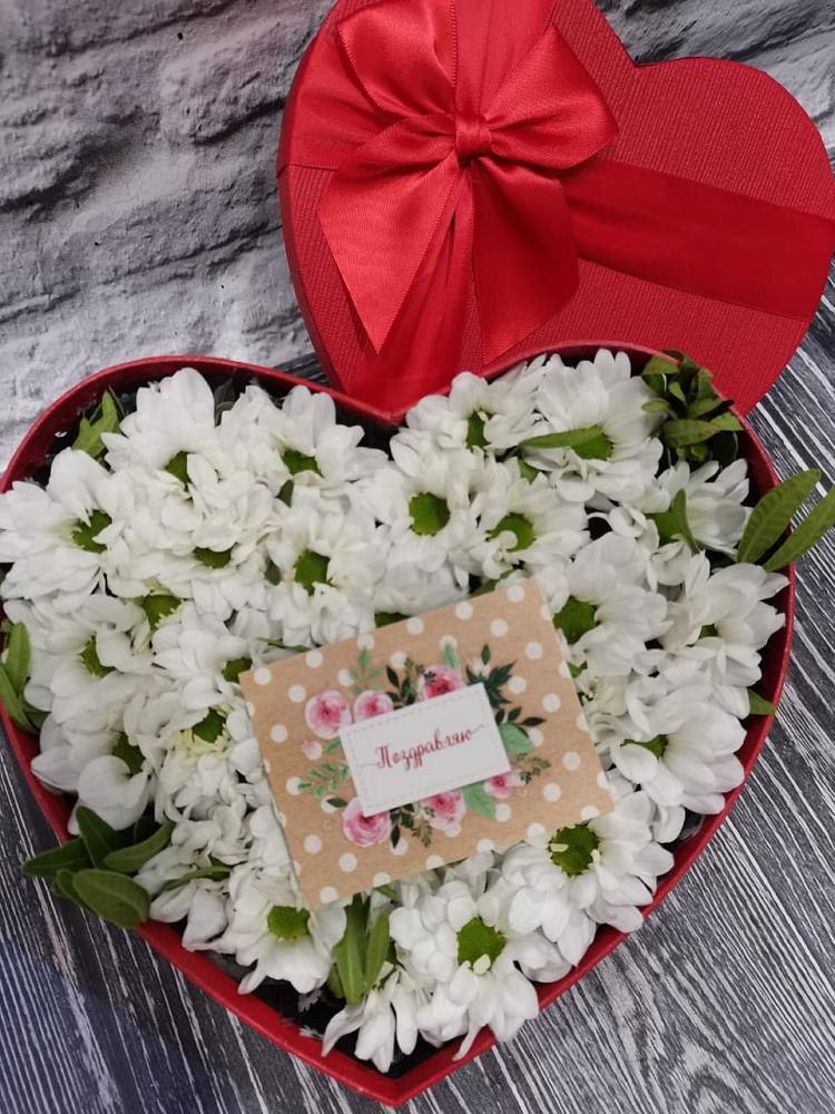 Цветочная композиция из Хризантемы в виде сердца в Поселок Лесхоза