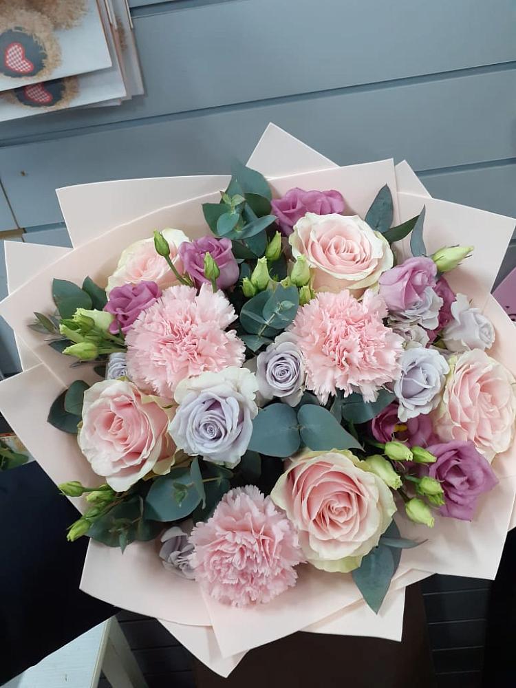 Букет цветов из: Розы, Гвоздики и Лизиантусы в Поселок Лесхоза