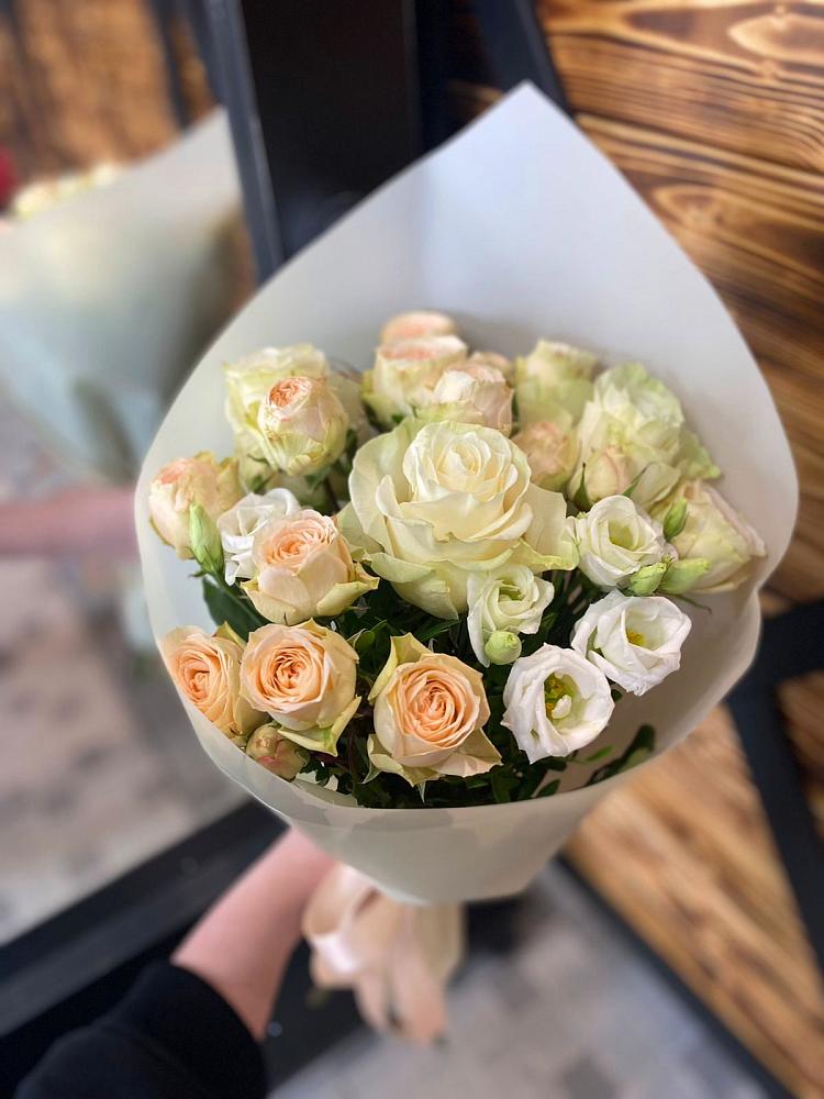 Букет цветов из: Розы и Лизиантусы в Поселок Лесхоза